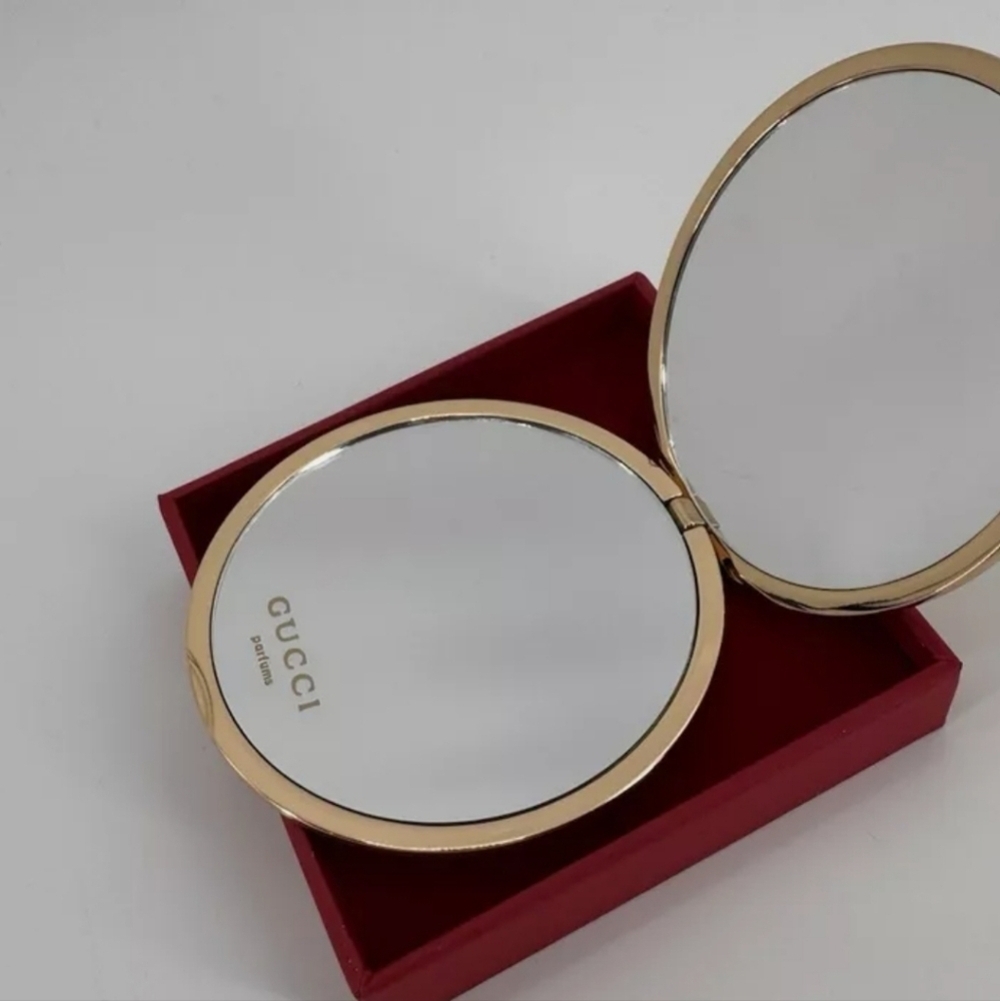 Gucci Gold Metallic Leather Compact NEW - Picture 2 of 3